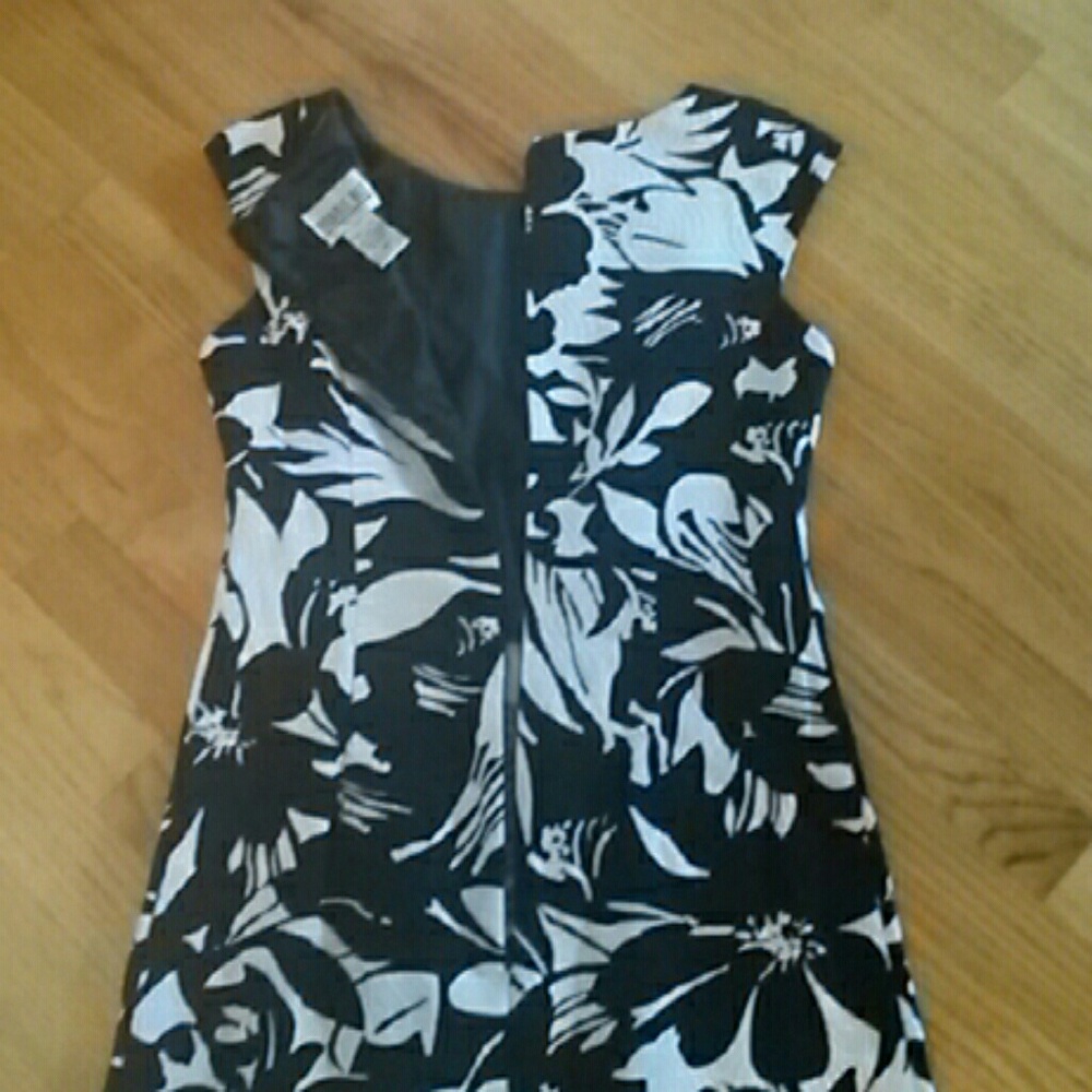 Bold Print Black and White Petite Dress - Picture 7 of 7